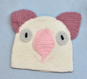 C 4 - 10. Wombat Beanie, hat  100% wool Child 4 - 10 yrs : white pink rose