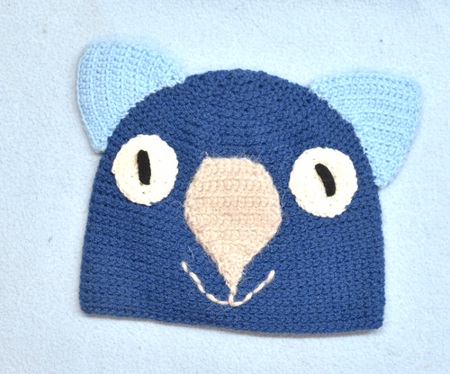 C 4 - 10. Wombat Beanie, hat  100% wool Child 4 - 10 yrs :  Royal cream sky