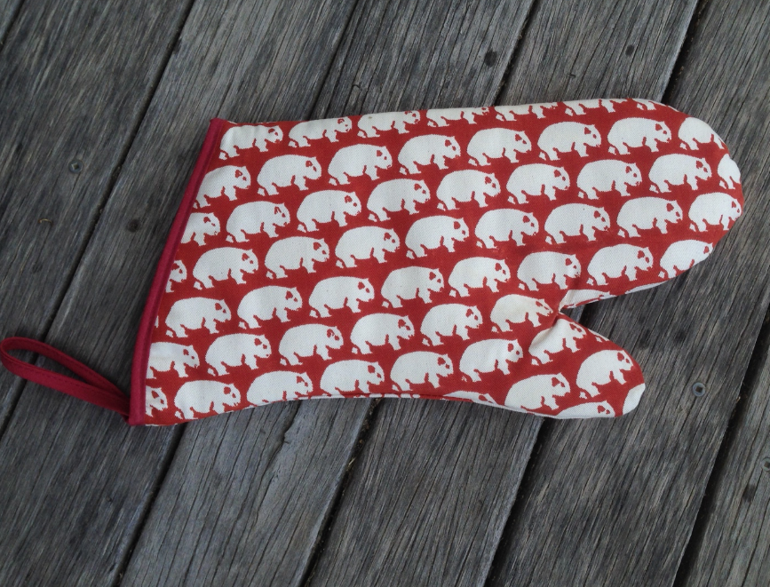 A Wombat Print Red Earth   Padded Oven Mitt (1) made in Australia