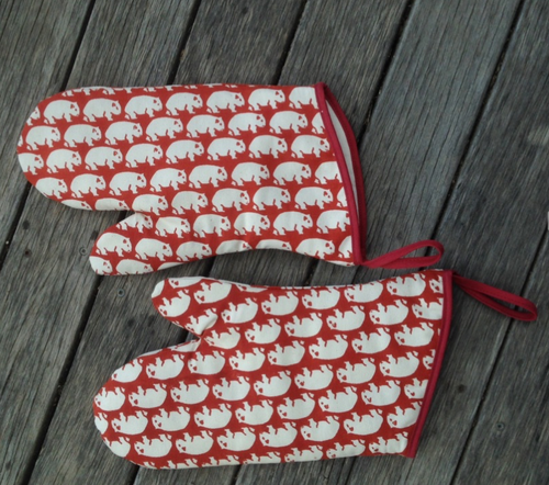 A Wombat Print Red Earth Oven Mitts PAIR  (2) made in Australia