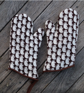 A Wombat Brown Print Padded Oven Mitts PAIR  (2)made in Australia